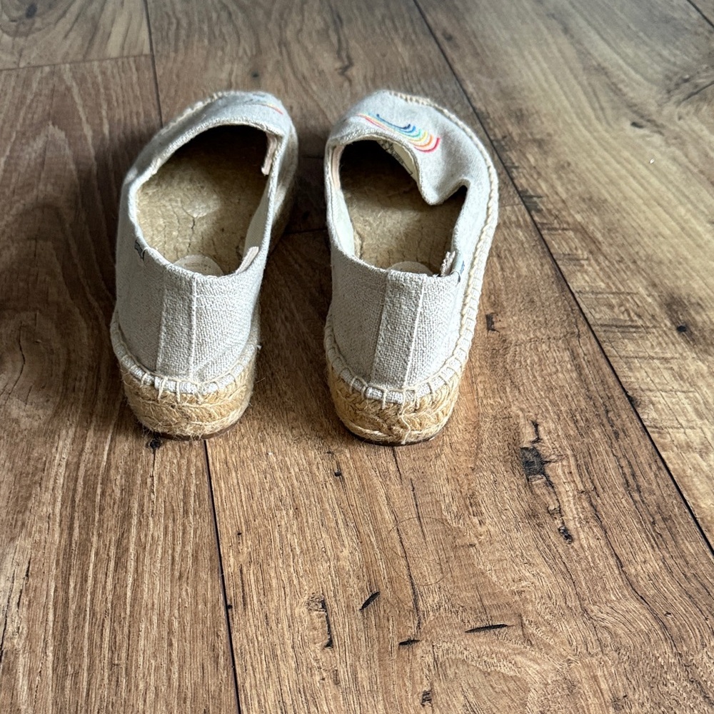 Like new Soludos Light Beige Slippers with Rainbow - Worn once! Women’s size 6.5 - Picture 10 of 10